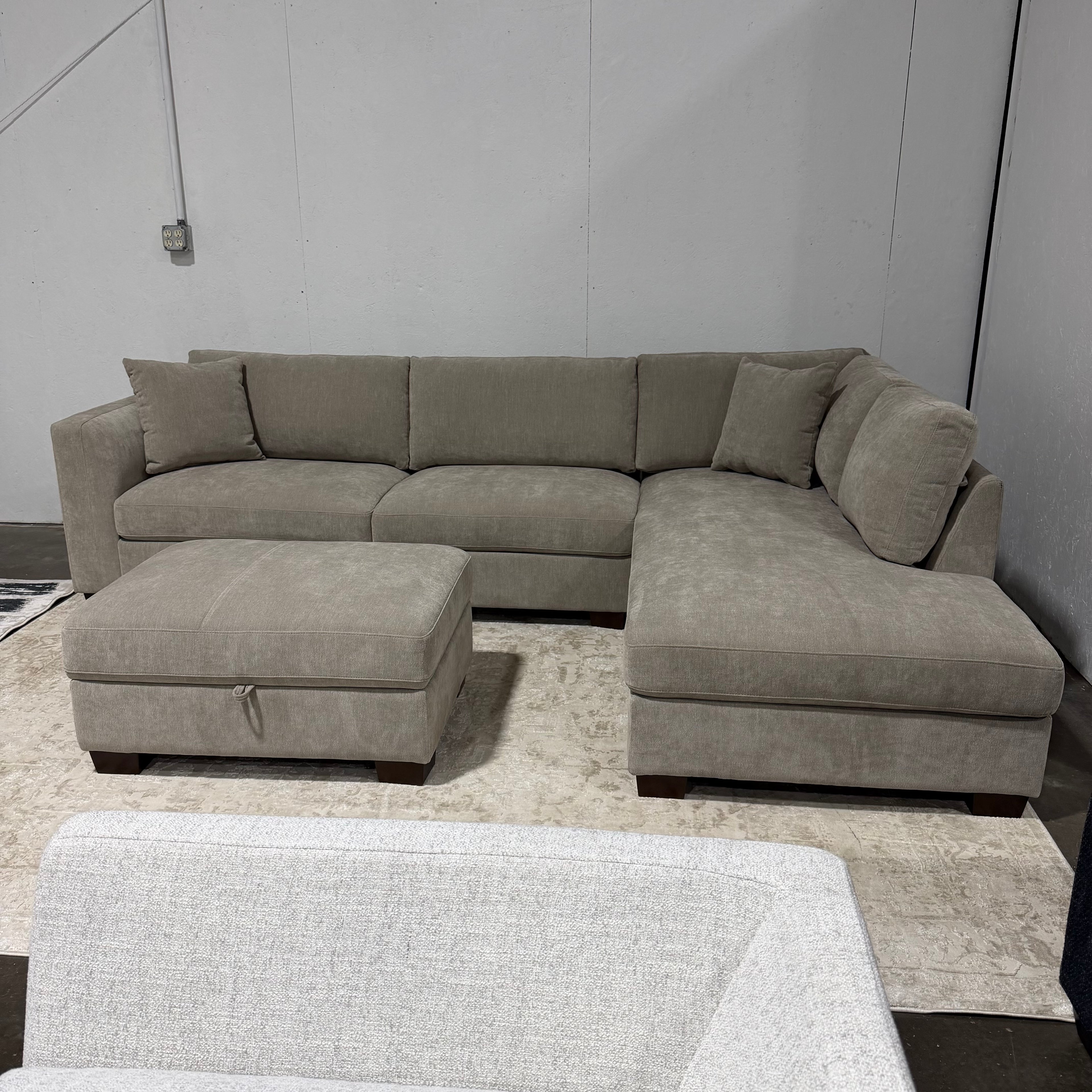 Like New Thomasville Walsen Sectional with Storage Ottoman