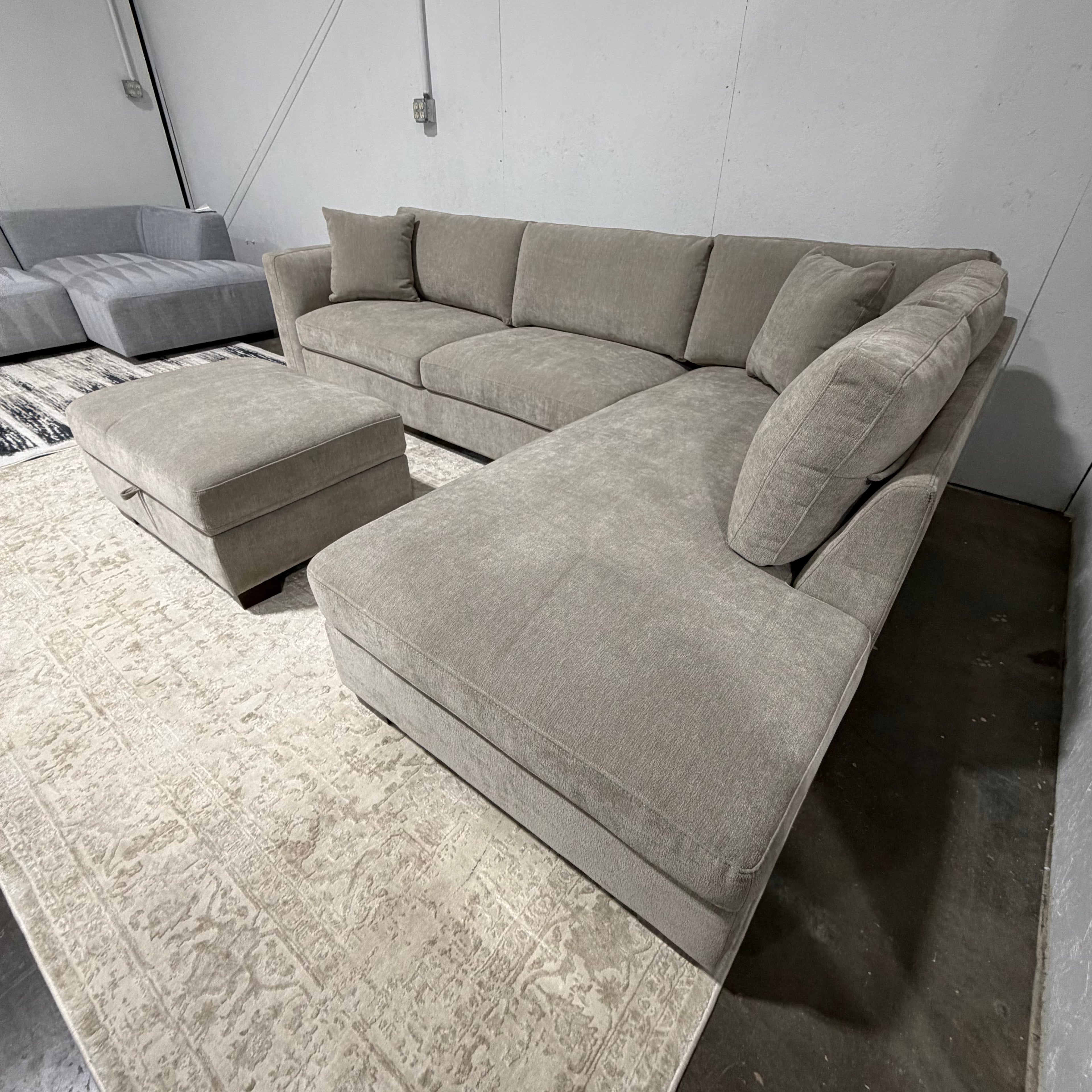 Like New Thomasville Walsen Sectional with Storage Ottoman