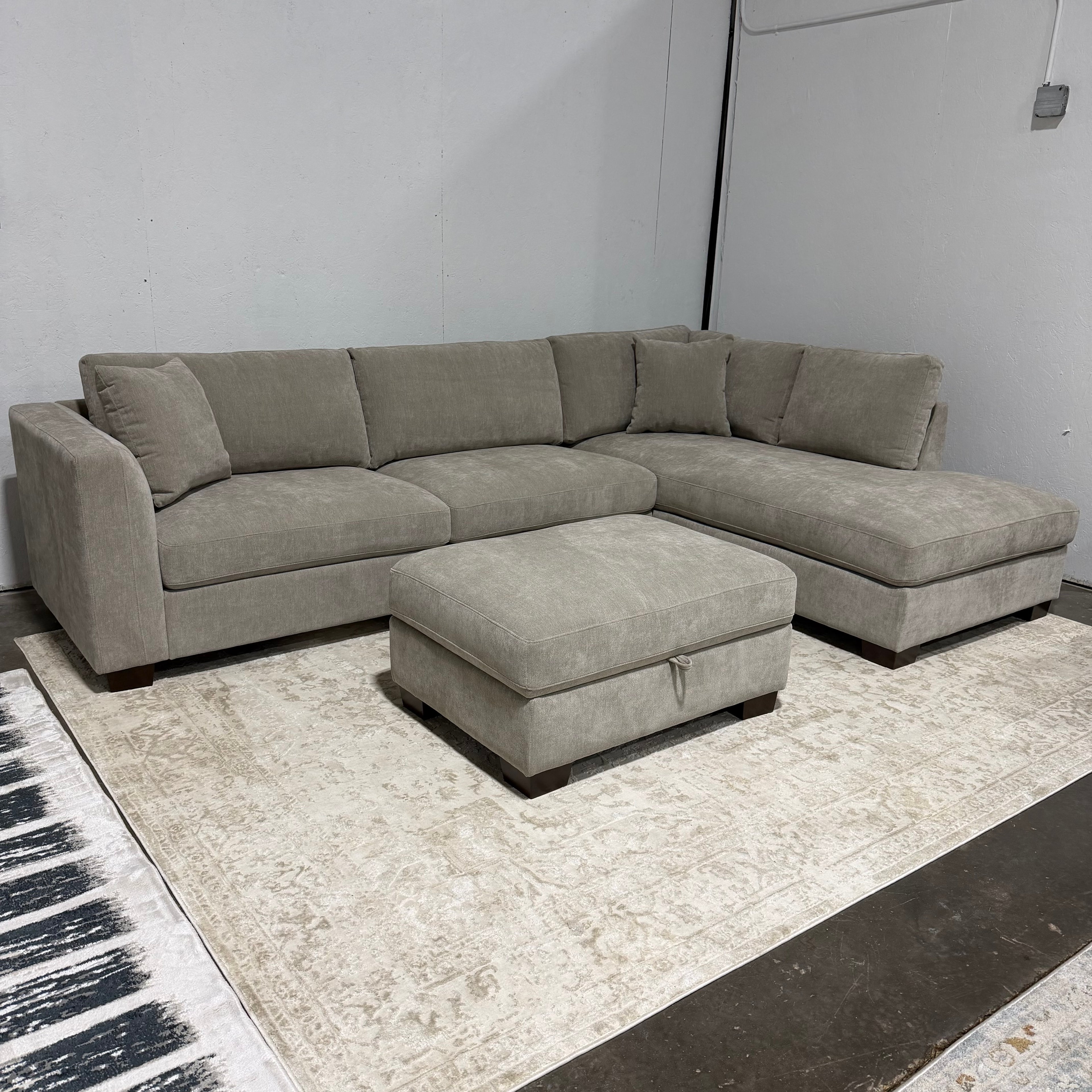 Like New Thomasville Walsen Sectional with Storage Ottoman